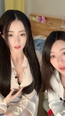 重磅推荐~新人【大乔小乔陪你玩】逆天颜值~看的鸡儿想喷火~大长腿美女，赚翻！ 截图10