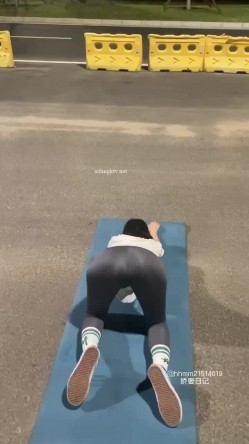 推特绿帽NTR夫妇刷锅第一人【娇妻日记】订阅私拍，户外露出、约单男、换妻4P 截图9