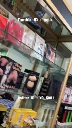 推特绿帽大神YQ-K贡献自己的老婆露出-老婆在情趣内衣店勾引老板2 截图1
