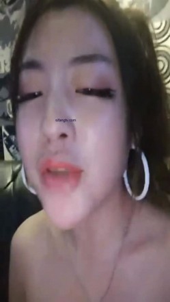 极品美乳校花逃课操逼 时尚辣妹KTV男同学假J8插浪穴自慰喷水 玩的过火去宾馆开房猛烈做爱 截图2