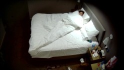 天眼酒店高清偷拍连续几天入住的奇葩小情侣整天裸睡不啪啪只会对着平板跳操 截图11