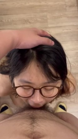 天上飞机最快，地上眼镜最骚，极品颜值小情侣私拍泄密流出，清纯眼镜娘小姐姐被男友口爆深喉 爆操 截图4