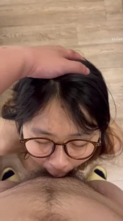 天上飞机最快，地上眼镜最骚，极品颜值小情侣私拍泄密流出，清纯眼镜娘小姐姐被男友口爆深喉 爆操 截图5