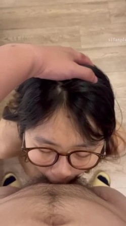 天上飞机最快，地上眼镜最骚，极品颜值小情侣私拍泄密流出，清纯眼镜娘小姐姐被男友口爆深喉 爆操 截图6