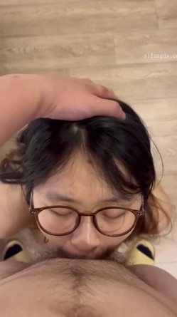天上飞机最快，地上眼镜最骚，极品颜值小情侣私拍泄密流出，清纯眼镜娘小姐姐被男友口爆深喉 爆操 截图7