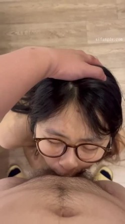 天上飞机最快，地上眼镜最骚，极品颜值小情侣私拍泄密流出，清纯眼镜娘小姐姐被男友口爆深喉 爆操 截图8