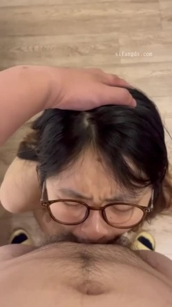 天上飞机最快，地上眼镜最骚，极品颜值小情侣私拍泄密流出，清纯眼镜娘小姐姐被男友口爆深喉 爆操 截图10