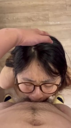 天上飞机最快，地上眼镜最骚，极品颜值小情侣私拍泄密流出，清纯眼镜娘小姐姐被男友口爆深喉 爆操 截图11