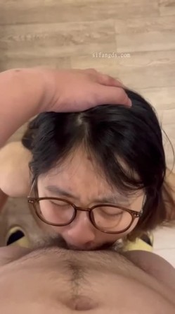 天上飞机最快，地上眼镜最骚，极品颜值小情侣私拍泄密流出，清纯眼镜娘小姐姐被男友口爆深喉 爆操 截图13