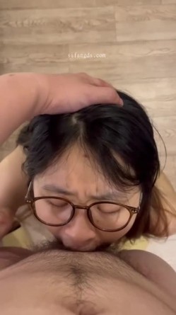 天上飞机最快，地上眼镜最骚，极品颜值小情侣私拍泄密流出，清纯眼镜娘小姐姐被男友口爆深喉 爆操 截图16