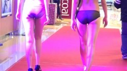摄影大神游走国内一线各种大型女性内衣情趣秀 清一色高挑大美女真空超透视露毛露鲍很招摇近景特写一清二楚 截图15