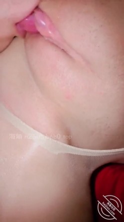 乱伦大神【会喷水的亲姐姐】3周年庆，三年了！让姐姐穿着隆重的重视婚纱 大喜，肉丝美腿打炮，仪式感满满 截图6