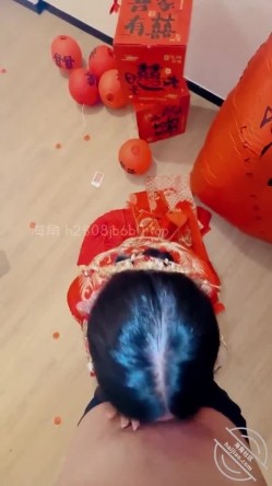 乱伦大神【会喷水的亲姐姐】3周年庆，三年了！让姐姐穿着隆重的重视婚纱 大喜，肉丝美腿打炮，仪式感满满 截图9