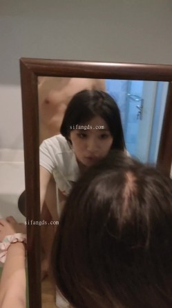 【S级别泄密】，诺崽与男友高清原档泄密（后续），楼梯口啪啪，听到邻居说话声，好刺激的一炮 截图3