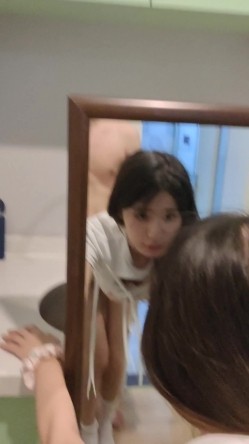 【S级别泄密】，诺崽与男友高清原档泄密（后续），楼梯口啪啪，听到邻居说话声，好刺激的一炮 截图4