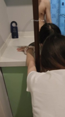 【S级别泄密】，诺崽与男友高清原档泄密（后续），楼梯口啪啪，听到邻居说话声，好刺激的一炮 截图9