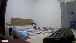 城中村房东出租屋偷装摄像头监控偷拍 卖淫女租客和各种嫖客的性交易各种动作片不输AV 截图15