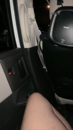 丰满身材尖尖奶头少妇户外双人车震 夜晚车后座啪啪翘着大白屁股上下套弄 截图1