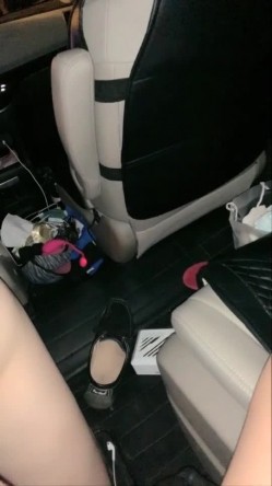 丰满身材尖尖奶头少妇户外双人车震 夜晚车后座啪啪翘着大白屁股上下套弄 截图14