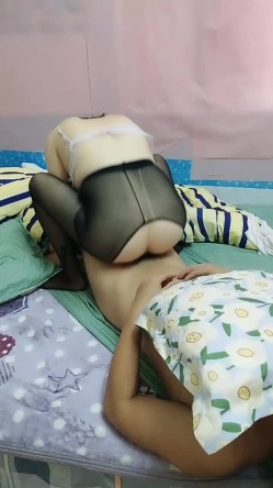 黑丝婊妹勾搭表哥衣服都没脱就先草一下，口交大鸡巴压在身下爆草抽插，主动上位抽插很主动后入爆草表情好骚 截图6