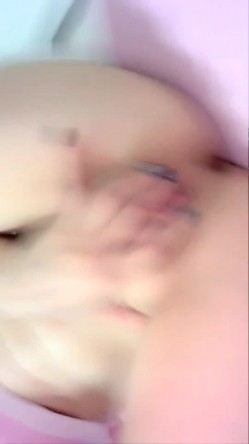长相甜美可爱萌妹子自慰诱惑 全裸扭动身体逼逼微毛手指插入呻吟娇喘诱人 截图9