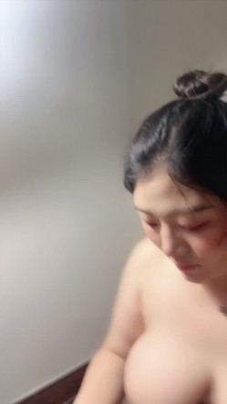 F奶丰满女大生【樱桃大丸子】露脸性爱啪啪自摸~甩奶狂干~超级大骚杯 截图15