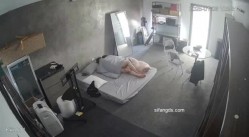 黑客破解家庭网络摄像头偷拍住毛坯房的年轻情侣疯狂做爱有时一天做爱几次 截图1