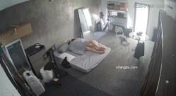 黑客破解家庭网络摄像头偷拍住毛坯房的年轻情侣疯狂做爱有时一天做爱几次 截图2