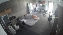 黑客破解家庭网络摄像头偷拍住毛坯房的年轻情侣疯狂做爱有时一天做爱几次 截图11