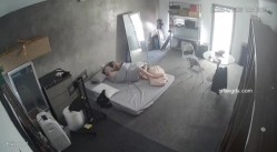 黑客破解家庭网络摄像头偷拍住毛坯房的年轻情侣疯狂做爱有时一天做爱几次 截图14