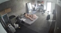 黑客破解家庭网络摄像头偷拍住毛坯房的年轻情侣疯狂做爱有时一天做爱几次 截图15