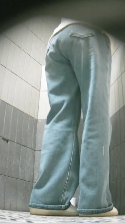 商场女厕双镜头偷拍3位高颜值小姐姐 人美B更美 截图3