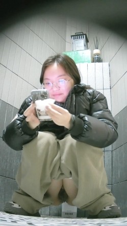 商场女厕双镜头偷拍3位高颜值小姐姐 人美B更美 截图5