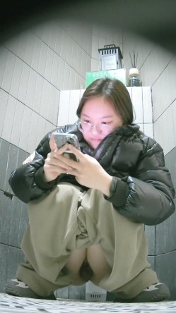 商场女厕双镜头偷拍3位高颜值小姐姐 人美B更美 截图6