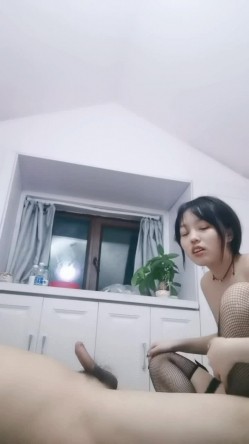 黑丝露脸清纯妹子来了大姨妈用小嘴伺候小哥的大鸡巴，从下到上深喉舔弄，吸蛋舔菊花玩弄大鸡巴，撩骚互动 截图5