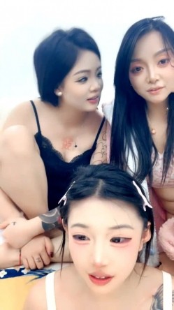 三个妞露脸被两个大哥玩弄激情5P，全程露脸互动撩骚，口交大鸡巴吸大哥乳头，让大哥换着玩呢爆草，直接内射 截图2