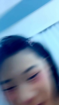 三个妞露脸被两个大哥玩弄激情5P，全程露脸互动撩骚，口交大鸡巴吸大哥乳头，让大哥换着玩呢爆草，直接内射 截图14