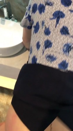 空姐刚下飞机就赶过来，相爱的感觉迫不及待，洗手台相拥后入，享受的很！ 截图3