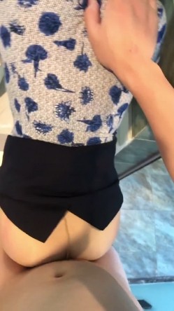 空姐刚下飞机就赶过来，相爱的感觉迫不及待，洗手台相拥后入，享受的很！ 截图5