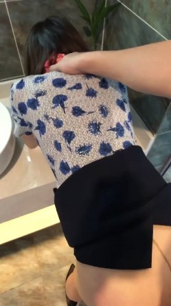 空姐刚下飞机就赶过来，相爱的感觉迫不及待，洗手台相拥后入，享受的很！ 截图10