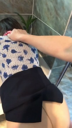 空姐刚下飞机就赶过来，相爱的感觉迫不及待，洗手台相拥后入，享受的很！ 截图12