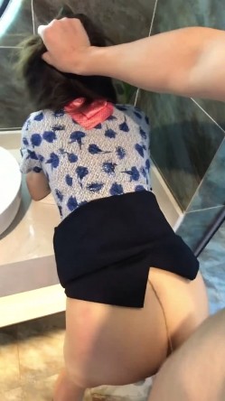 空姐刚下飞机就赶过来，相爱的感觉迫不及待，洗手台相拥后入，享受的很！ 截图14