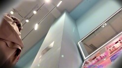 【商场抄底】电玩靓女似乎没穿内裤，包臀裙太棒了，龟男带着小女友买化妆品，也成功拿下 截图10