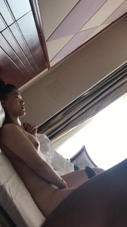 绿帽男带着丰满的老婆酒店找单男玩3P 截图12