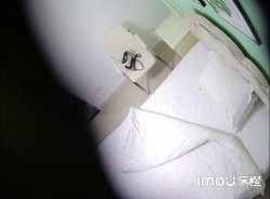 《酒店摄像头破解》真实记录眼镜哥带着身材苗条的美少妇换上情趣黑丝各种姿势啪啪 截图1