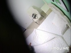 《酒店摄像头破解》真实记录眼镜哥带着身材苗条的美少妇换上情趣黑丝各种姿势啪啪 截图2