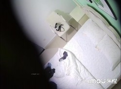《酒店摄像头破解》真实记录眼镜哥带着身材苗条的美少妇换上情趣黑丝各种姿势啪啪 截图3