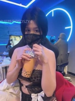 ️极品骚女神【honeywanning】淫语发骚 线下侍奉金主 截图11