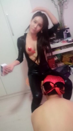 高跟皮裤妖女脸蛋奶子看着都是极品，调教男奴舔脚口活，激情爆草，这样的妖女我都想搞一下 截图2