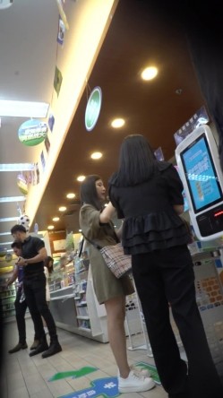 论坛VIP资源大师极限贴身CD超多漂亮小姐姐亮点多多各种骚丁露臀蕾丝骚内COSER美眉直接真空露逼 截图3
